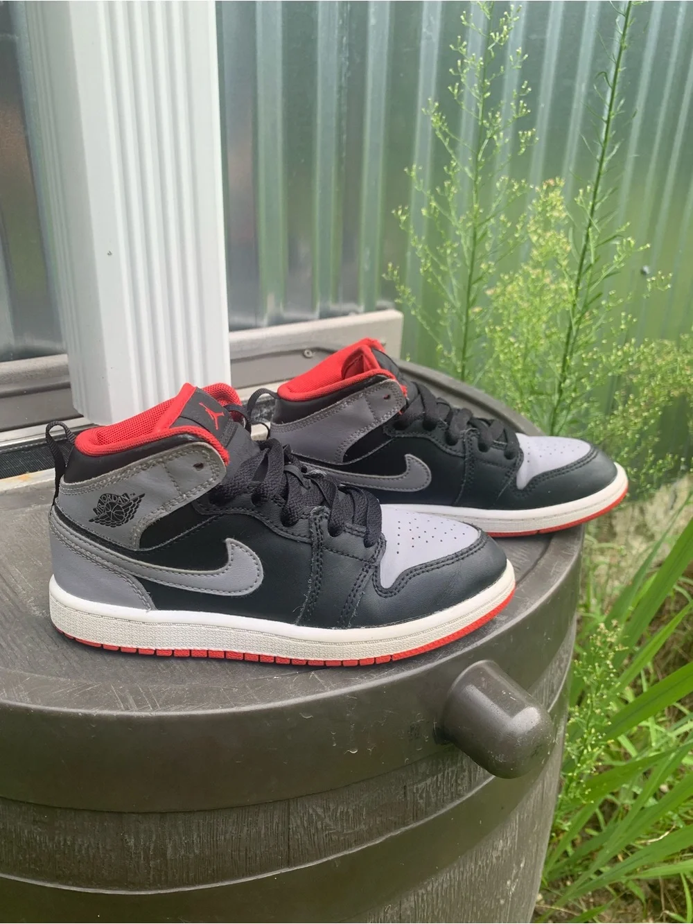 Kids Nike Jordan 1 Mid-Top Sneakers in Black, Gray and Red Size 1Y Nike 8424-006